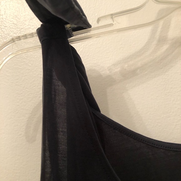 Bundle of 3 AMAZING & VERSATILE tank tops!! - Picture 13 of 14